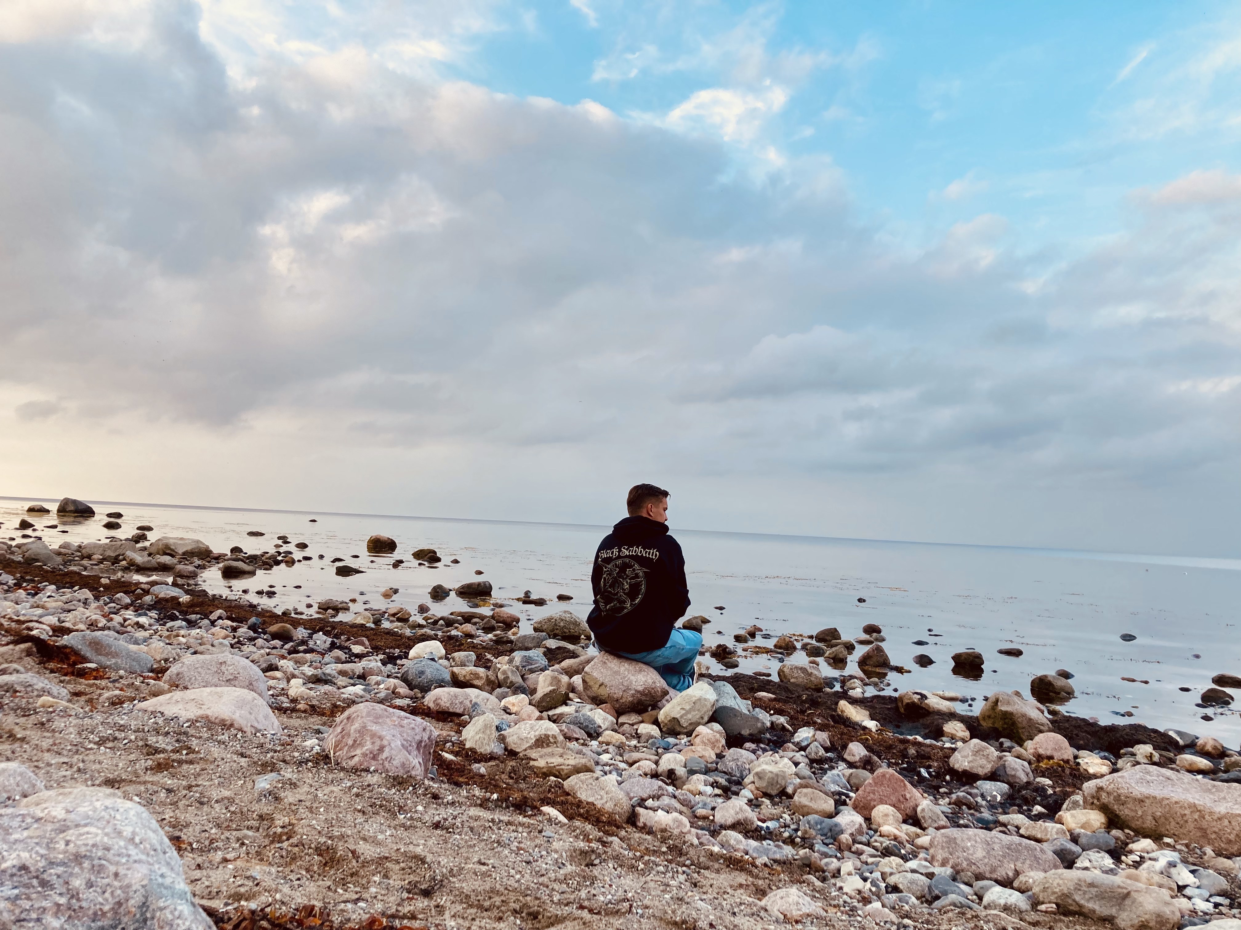 Marcus Heinzig an einem Steinufer – Hobbygeologie und Naturbeobachtung