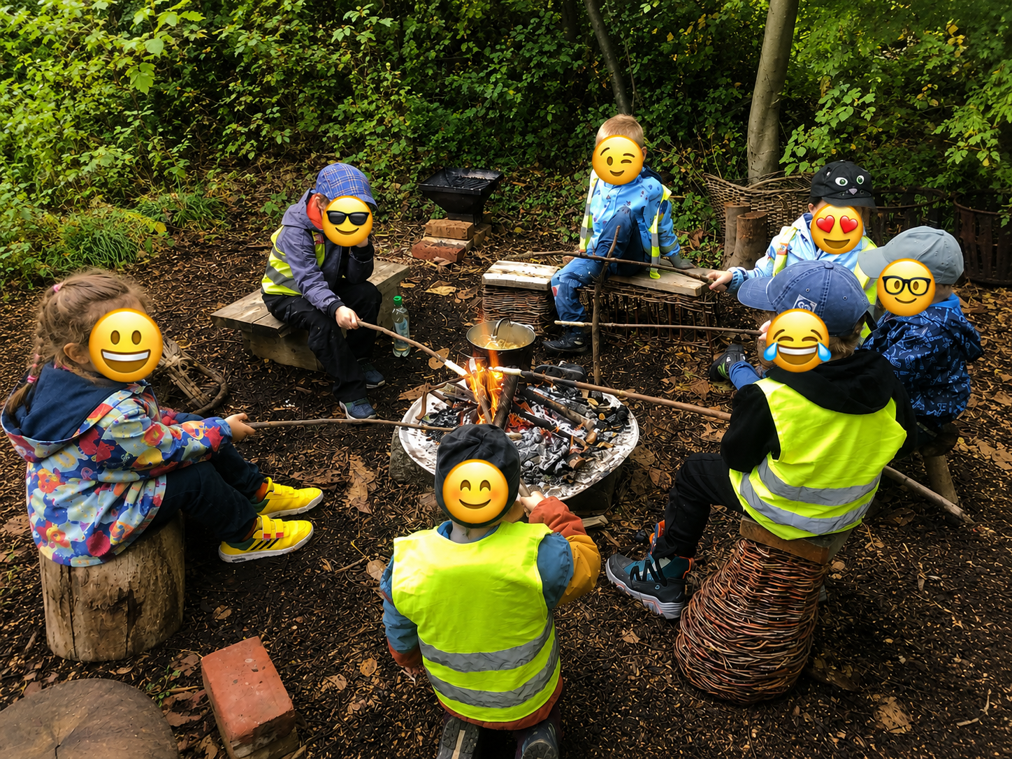 Waldtag bei Wald und Wiesen – Kinder am Lagerfeuer